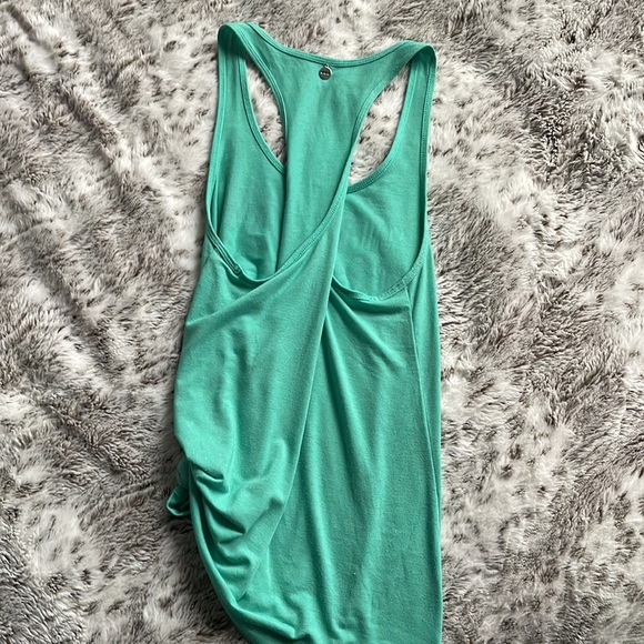 LORNA JANE Twist Back Graphic Tank - Picture 2 of 3